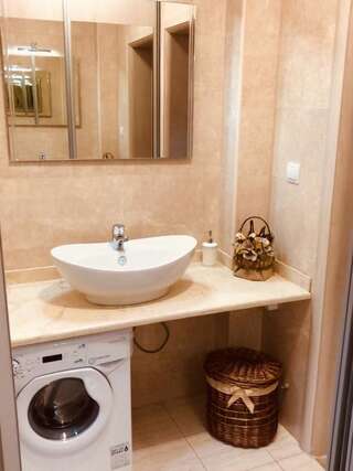 Апартаменты Apartments Sunny Marina Добра-Вода Трехместный номер с балконом-1